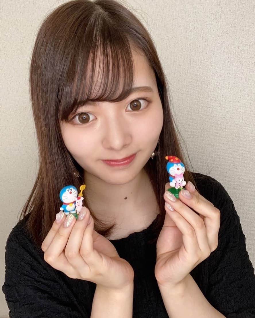 林桃絢美のインスタグラム：「・ みなさんこんばんは✨ ・ 今日はドラえもんのお誕生日ですね👏🏻🌟 昨日食べたドラえもんのチョコエッグのおもちゃを持ってみました🍫 ドラえもんの映画早く観に行きたいです！！🦕 楽しみ！ ・ 本日も #もなポチ ,RTしていただけたらとっても嬉しいです☺🌷 ・ ・ #日本女子大学コンテスト　#日本女子大学　#ミスコンテスト　 #ドラえもん　#誕生日　#おめでとう　#50歳　 #doraemon #doraemonlovers  #happybirthday #hbd #50thanniversary」