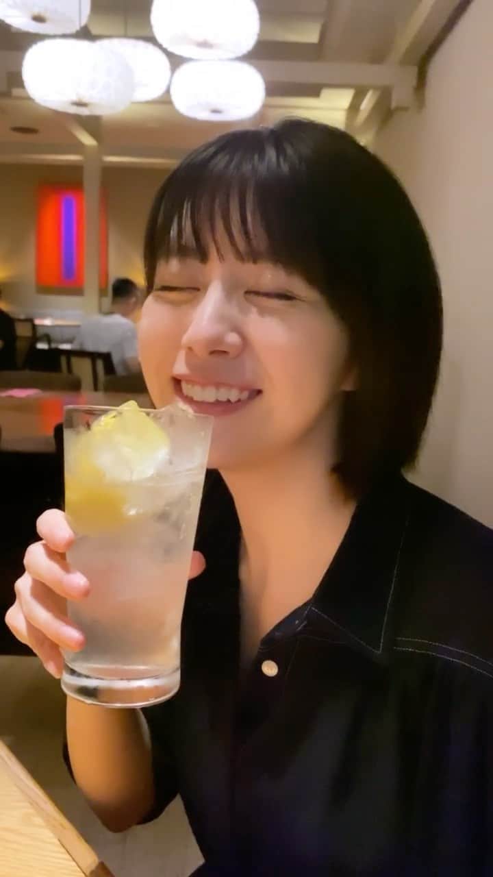 森山るりのインスタグラム：「今年の夏1番楽しかった日🍋🍊 . . ホテルで友達とお泊り会をして、 近いのに旅行気分になれました☺️ 来年はどこかに行けるといいなぁ . . . #お泊り #女子会 #恵比寿 #ウェスティンホテル東京 #夏の思い出 #レモンサワー #焼肉 #彼氏目線 #summer #girlsnight #twice #트와이스」