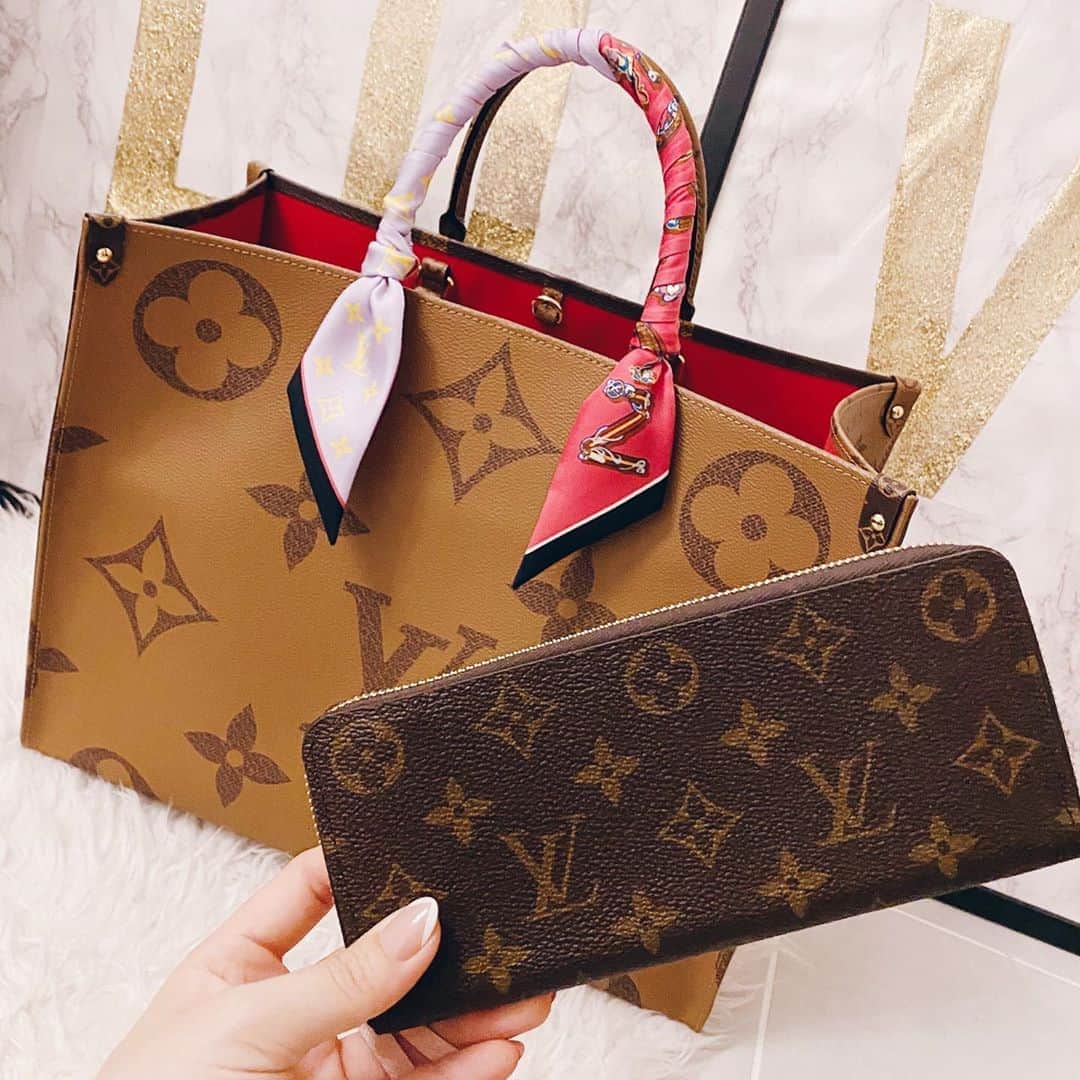 のインスタグラム：「久々のお買い物だよー😆☀️ 長財布欲しかったから嬉しい♥ スリムサイズだからかさばらないし、もうすでに使いやすい♥ 中はベビーピンク😙💕 あと黄色っぽいバンドーが欲しくて探してたらちょうどピンクとイエローのモノグラムがあったからGET!! ちなみに質問頂くバッグはGMサイズです‼︎ 大きいのに軽くて使いやすいよ♥ #new #wallet #louisvuitton」