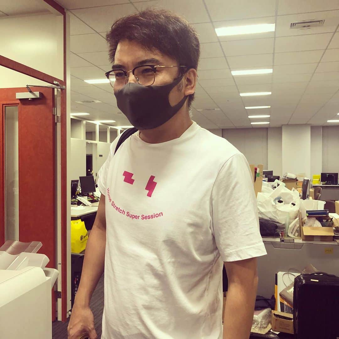 宮地謙典のインスタグラム：「本日、秋からスタートする番組の定例会議。 番組でご一緒させてもらってる作家の樅野さん。 芸人さんから放送作家に転身され、今では引っ張りだこの売れっ子作家さん！ 僕が芸人デビューした時からお世話になってる樅野さんと放送作家としてご一緒できるとは！感無量です！ #樅野さん #元チャイルドマシーン #会議で笑いたくさんとる #流石っす #ただ #あんなに笑いとられると #少しプレッシャーです #プレッシャーでまた口が歪みそう」