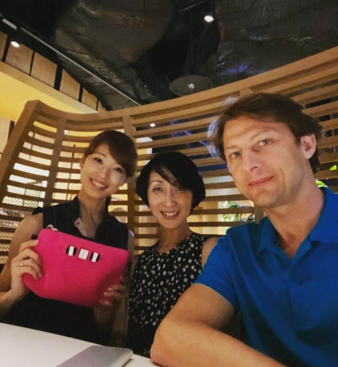 中村祥子のインスタグラム：「ずっーと尊敬してやまない、いつお会いしても美しく、魅力的な女性❤️✨木村規予香さんにお会いしました　@kiyokono33ballet  会うとお喋りが止まらないし、笑いも止まらない、本当楽しい😆 そして、規予香さんの言葉は本当に心に響くことばかり、学ぶことがたくさん‼️憧れ大先輩との出会いに感謝です✨❤️ そんな規予香さんから、素敵なポーチを頂きました😍 イニシャルも入っていて嬉しい☺️綺麗な色に元気をもらえます✨大事にします🙏❤️ 今日は私達、お気に入りの 「つるとんたん」にて。 #つるとんたん #savemybag」