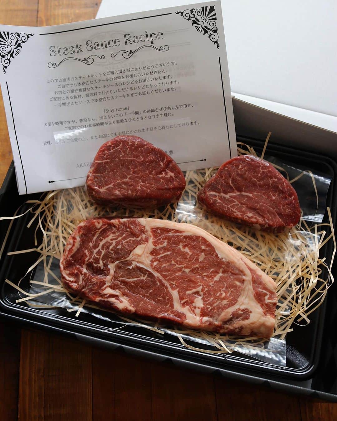 まいちくさんのインスタグラム写真 - (まいちくInstagram)「2020.9.3🥩 ． ． 今日の夕ごはん ． ステーキ マッシュポテト ほうれん草ソテー とうもろこしソテー プチトマト ルッコラ コーンスープ 写ってないけどバケット🥖も ． ． ストーリーにもアップしましたが今日の夕食はステーキ😍 ． ． 大阪の @akarenga_steak_house さんからオンラインでも販売されてるステーキキットを送っていただきました✨ AKARENGA STEAK HOUSE（アカレンガステーキハウス）さんは大阪築港にある築約100年の赤レンガ倉庫をリモデルして誕生したクラッシックカー博物館・ジーライオンミュージアムの一角にあるレストラン。 ハワイの老舗「ハイズステーキハウス」の日本で唯一の姉妹店として2015年にオープンされたそうです。 ． 今年4月からはオンラインショップでお店で提供されてるお肉と同じアメリカンビーフ格付けランク最高等級のUSDAプライムビーフの販売をスタート。 ． 今回、オンラインショップの中でも人気の「プライムフィレ200g・リブアイ200gの食べ比べセットをお試しさせていただきました🙏 ． 付け合わせの野菜、ちゃんと作りたかったけど私ったら大事な塩を切らしてて💦 こんな日に大失態！😱 大急ぎで近所のスーパーに走りました💨 #まるでサザエさん 汗だくのままお肉焼いて日の入りに間に合わせて撮影。 もーなにやってるんだか…😂🔨 ． ． 長女は彼のお家に遊びに行ってるので100g×2のフィレは次女と。 リブアイ200gはオットに。 ↑味見させてもらったけどどっちも美味しすぎてほっぺた落ちました♪🤤 ． ． オンラインでは他のお肉のセット、カレーやスイーツも販売されてるのでぜひチェックしてみてね😉 ． ． 実店舗はこちらです↓ AKARENGA STEAK HOUSE 大阪市港区海岸通2-6-39 HP  https://www.akarengasteak.jp/ ． ． ごちそうさまでした！🥰 ． ．  #夕ごはん#夕食#ステーキプレート  #ステーキ#アメリカンビーフ #akarengasteakhouse#beef #beefsteak #usdaprime #usdaprimebeef #pr #foodstagram#instafood  #delistagrammer#kurashiru  #locari#おうちごはん　 #フーディテーブル #igersjp#ellegourmet #ouchigohanlover  #マカロニメイト#ご飯でエールを #homecooking #japanesefood#foodlovers#foodie」9月3日 21時42分 - maichiku3