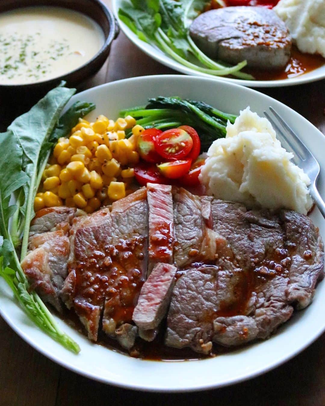 まいちくさんのインスタグラム写真 - (まいちくInstagram)「2020.9.3🥩 ． ． 今日の夕ごはん ． ステーキ マッシュポテト ほうれん草ソテー とうもろこしソテー プチトマト ルッコラ コーンスープ 写ってないけどバケット🥖も ． ． ストーリーにもアップしましたが今日の夕食はステーキ😍 ． ． 大阪の @akarenga_steak_house さんからオンラインでも販売されてるステーキキットを送っていただきました✨ AKARENGA STEAK HOUSE（アカレンガステーキハウス）さんは大阪築港にある築約100年の赤レンガ倉庫をリモデルして誕生したクラッシックカー博物館・ジーライオンミュージアムの一角にあるレストラン。 ハワイの老舗「ハイズステーキハウス」の日本で唯一の姉妹店として2015年にオープンされたそうです。 ． 今年4月からはオンラインショップでお店で提供されてるお肉と同じアメリカンビーフ格付けランク最高等級のUSDAプライムビーフの販売をスタート。 ． 今回、オンラインショップの中でも人気の「プライムフィレ200g・リブアイ200gの食べ比べセットをお試しさせていただきました🙏 ． 付け合わせの野菜、ちゃんと作りたかったけど私ったら大事な塩を切らしてて💦 こんな日に大失態！😱 大急ぎで近所のスーパーに走りました💨 #まるでサザエさん 汗だくのままお肉焼いて日の入りに間に合わせて撮影。 もーなにやってるんだか…😂🔨 ． ． 長女は彼のお家に遊びに行ってるので100g×2のフィレは次女と。 リブアイ200gはオットに。 ↑味見させてもらったけどどっちも美味しすぎてほっぺた落ちました♪🤤 ． ． オンラインでは他のお肉のセット、カレーやスイーツも販売されてるのでぜひチェックしてみてね😉 ． ． 実店舗はこちらです↓ AKARENGA STEAK HOUSE 大阪市港区海岸通2-6-39 HP  https://www.akarengasteak.jp/ ． ． ごちそうさまでした！🥰 ． ．  #夕ごはん#夕食#ステーキプレート  #ステーキ#アメリカンビーフ #akarengasteakhouse#beef #beefsteak #usdaprime #usdaprimebeef #pr #foodstagram#instafood  #delistagrammer#kurashiru  #locari#おうちごはん　 #フーディテーブル #igersjp#ellegourmet #ouchigohanlover  #マカロニメイト#ご飯でエールを #homecooking #japanesefood#foodlovers#foodie」9月3日 21時42分 - maichiku3