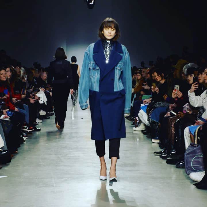 のインスタグラム：「👊🏻 #denim and #pearls ✨」