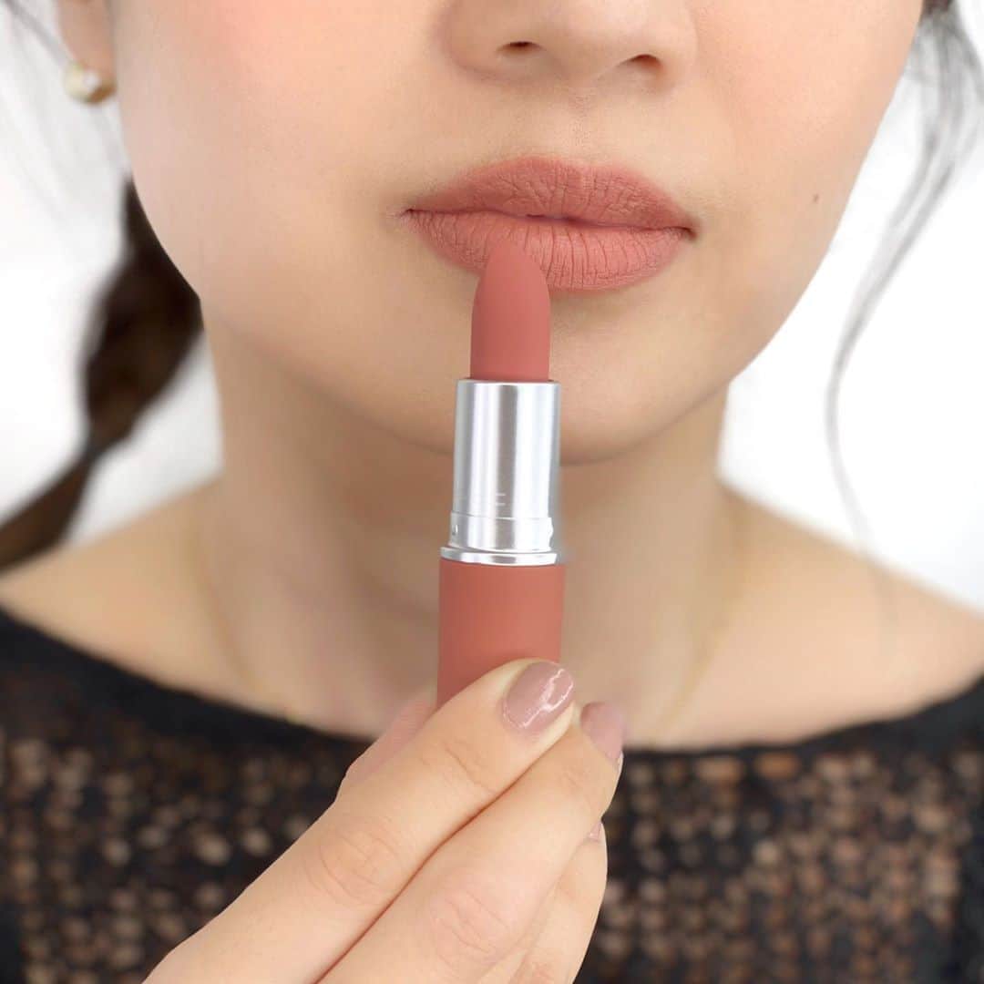 M∙A∙C Cosmetics Japanのインスタグラム：「くすみ系のピーチカラーで肌色から浮くことなく、ロマンチックな唇に🍑💕 #MACパウダーキス #MACPowderKiss ㅤ 【使用製品】 ☑︎パウダーキス リップスティック 限定パッケージ／マル イット オーバー  ※ M·A·C公式ショップ 楽天市場に在庫がございます※ *8月9日(日) HANKYU BEAUTY ONLINE阪急百貨店公式コスメ通販 先行発売 *8月10日(月) 阪急うめだ本店、西宮阪急、神戸阪急、博多阪急 店舗限定発売 *9月1日(火) M·A·C 公式オンライン ショップ、M·A·C公式ショップ 楽天市場店 発売  ㅤ #MACCosmeticsJapan #MACCosmetics #MAC #MACコスメ #マックコスメ #コスメ#コスメ紹介#コスメ好き#コスメレポ #化粧品 #デパコス #コスメ部 #コスメマニア #メイク好き#メイク道具#美容大好き#美容好き#メイクプロセス#トレンドメイク#秋メイク#メイクテク #MACリップ#リップ#リップメイク#リップスティック#ピンクリップ#ボリューム#ぷっくり」