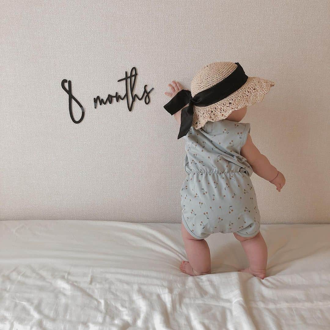 立澤香奈さんのインスタグラム写真 - (立澤香奈Instagram)「. ちょっとまえに 娘が8ヶ月になったときの📸 この麦わら帽子、 ほんと可愛くてお気に入り👒 少し大きめだから、 どうか来年も被れますように🙏✨✨ 麦わら帽子でおそろコーデ はやくしたい💓 . #8monthsbaby  #babygirl #女の子まま #ベビー服  #ベビーハット #麦わら帽子」9月3日 21時38分 - kana_tatsuzawa