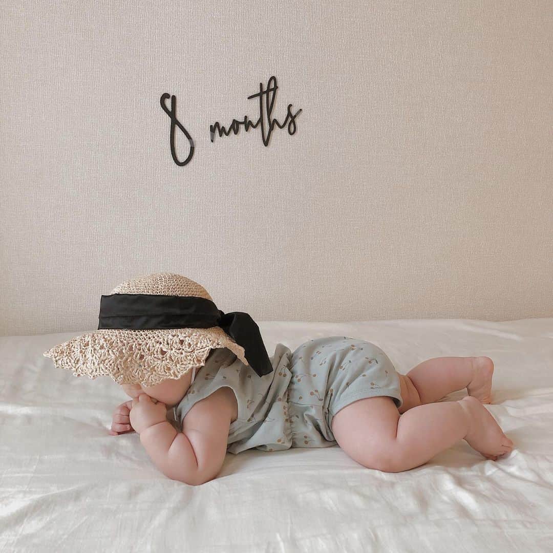 立澤香奈のインスタグラム：「. ちょっとまえに 娘が8ヶ月になったときの📸 この麦わら帽子、 ほんと可愛くてお気に入り👒 少し大きめだから、 どうか来年も被れますように🙏✨✨ 麦わら帽子でおそろコーデ はやくしたい💓 . #8monthsbaby  #babygirl #女の子まま #ベビー服  #ベビーハット #麦わら帽子」