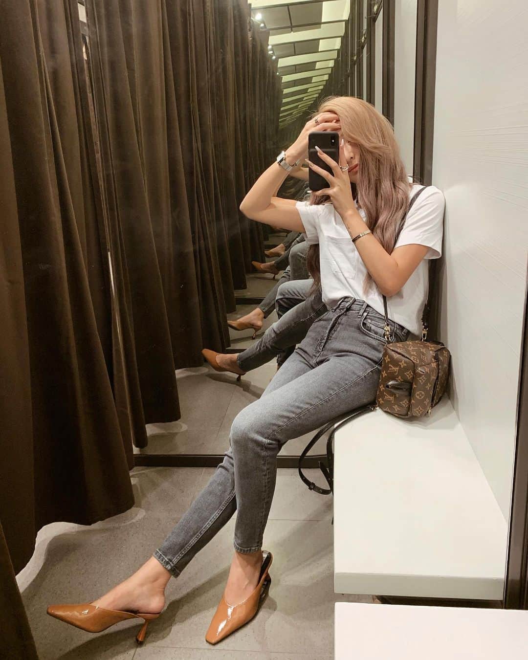 のインスタグラム：「・ ・ @zara コーデ‪‪👖💯 ZARAでセールしてたから沢山購入してしまった💸 そして今日は @charme_clinical_salon で 初めてボディーのHIFUしてきた🦵🏽🔥 ウルトラマジックでボディーHIFU してもらったから下半身鬼スッキリした🍃 美容巡り楽しい♩♩今度は顔もやりに行く〜 ・ #夏コーデ #秋コーデ #ファッション #zara #denim #autumnfashion  #louisvuitton #fashion #code #ootd」