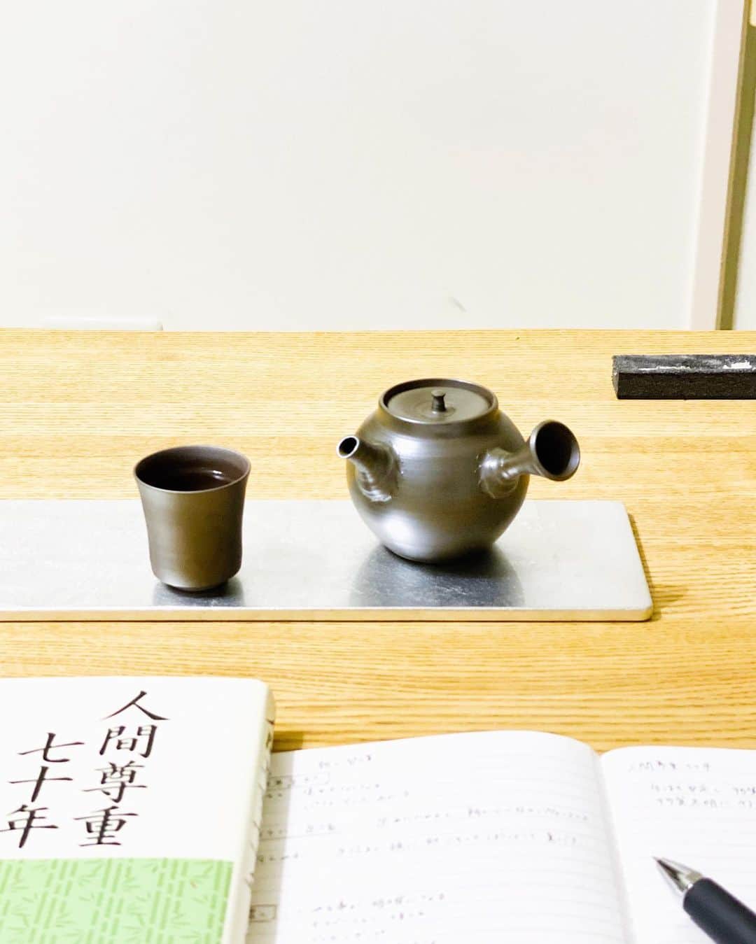 木嶋菜穂子のインスタグラム：「.﻿ 　﻿ 夜茶☕︎﻿ ﻿ 久しぶりに﻿ 久しぶりに！﻿ ﻿ なにも仕事ない夜🌙﻿ ﻿ ﻿ ﻿ 夜カフェに行くつもりだけど﻿ ﻿ まず、﻿ この貴重な﻿ おうち一人時間を﻿ ﻿ 夜茶と読書で♡﻿ ﻿ (読む本や映画は常に山積み、、)﻿ ﻿ ﻿ ﻿ お茶時間に﻿ "お香の香りあわせ"がオススメと﻿ 教えてもらって、﻿ ﻿ ﻿ 今日は﻿ ﻿ 岩茶に﻿ "秋"のお香を。﻿ ﻿ ﻿ ﻿ 鼻からぬけるお茶の香りと﻿ 息を吸った時に秋の香り﻿ ﻿ 身体の内側と外側の香りが﻿ からだのなかに広がって﻿ つつまれる感じが﻿ めちゃくちゃ気持ちいい♡﻿ ﻿ ﻿ 色々、香りあわせてみて﻿ 好きな感じを研究したいな。﻿ ﻿ ﻿ ﻿ ﻿ 忙しい毎日のなか、﻿ ﻿ こういう﻿ ささやかなことに感動したり﻿ ﻿ 小さな癒しにひたれる時間は﻿ ﻿ たまにしかない﻿ 贅沢♡﻿ ﻿ ﻿ #岩茶 #夜茶 ﻿ - - - - - - - - - - - - - - - - - -   ◉毎月５〜50万超の手堅い在宅副業 知識ゼロでも 会社員でも在宅主婦でも  在宅&スマホでできる 初心者のための輸入メルカリ物販  ◉リアルセミナーはお休み中 オンラインで無料個別相談 承ります  お問い合わせは プロフィールのトップリンク LINE@より」