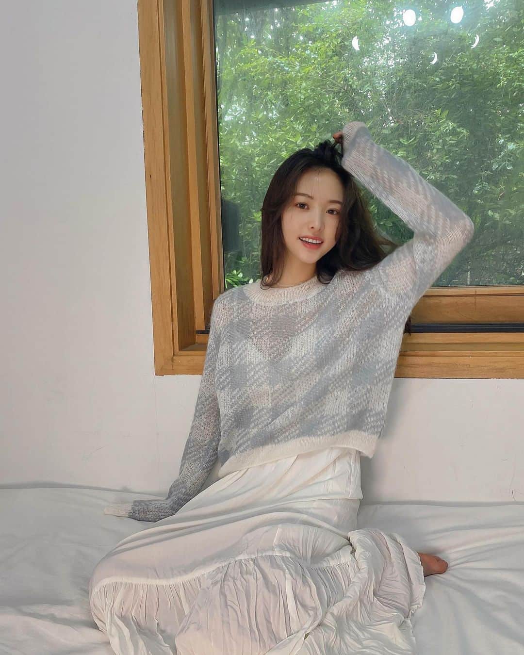 Chuuのインスタグラム：「CHUU 2020 F/W 9.7 open  보송보송 촉감이 부드러운 체크 니트  살짝 비침 있지만 추운 겨울이 오기 전 입기 좋은 촉감 좋은 니트  데님 또는 슬랙스와도 잘 어울리는 밝은 색감이니 가을에도 편하게 코디해보세요❣️  #chuu#니트」