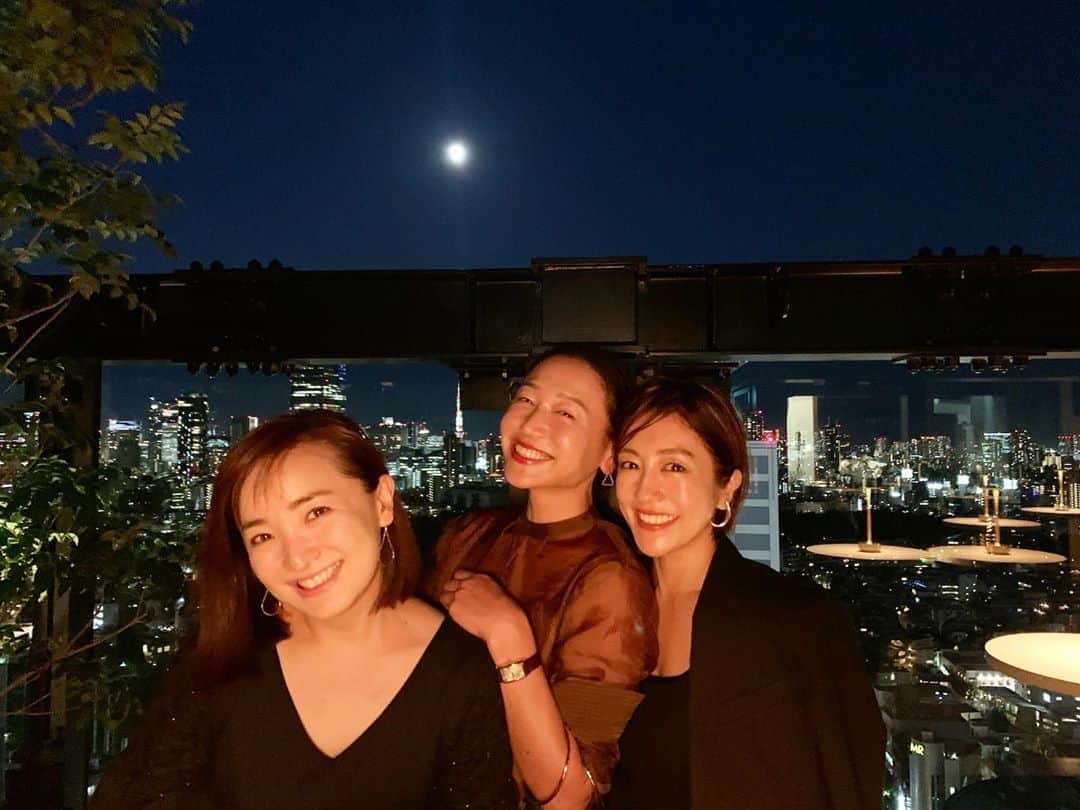 のインスタグラム：「・ ・ Happy Happy Birthday🎂かなちん　@kanayabuuchi  のお祝いをさきちゃん　@10saki10 と  気取らない、気負わない、下らない話も 真剣な話もできる友人  ルーフトップバーで2日目の満月🌝さんがこんにちは 鈴虫も鳴いていてすっかり秋だね  @aoyamagrand のルーフトップが佳き季節です🍃 ・ ・ #life #friends #おめでとう！ #人生の割れ目😂 #いや分かれ目　 #意味不明w #3人とも星イチ⭐️😝 #9時半にお家到着🏠  #そして3人とも仕事するでしょ😅」