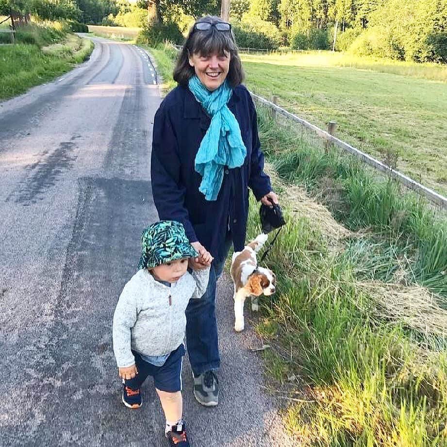 ecomfort（エコンフォート）さんのインスタグラム写真 - (ecomfort（エコンフォート）Instagram)「Swedish　Summer🇸🇪 第五回  ビルギッタ・B・ビョルク（以下、ビルギッタ）の夏の思い出を紹介します🌞  ビルギッタは1992年、KLIPPANの初めてのブランケットをデザインしたテキスタイルデザイナーです。  ビルギッタの夏は、コロナ感染防止のため どこにも出かけずに行動範囲は自宅周辺の散歩でした👟  ビルギッタが暮らすのはストックホルム郊外  散歩の仲間は孫のアクセル、愛犬オリバー  ごく身近に自然に触れる場があるのは北欧ならではの環境です🌿  2枚目の写真は　ビルギッタの自宅、 3枚目は　ビルギッタのデザイン、リングスです。  #エコンフォート #ecomfortHouse #サスティナブル #サスティナブルショップ #エコ　#サスティナブルな暮らし #暮らしを楽しむ #丁寧な暮らし #おうち時間をもっと快適に　#おうち時間をもっとたのしく #おうち時間 #テレワーク #リモートワーク #在宅勤務　#北欧 #今日の買い物が未来を変える #ホームデトックス」9月3日 21時51分 - ecomfort_eoct