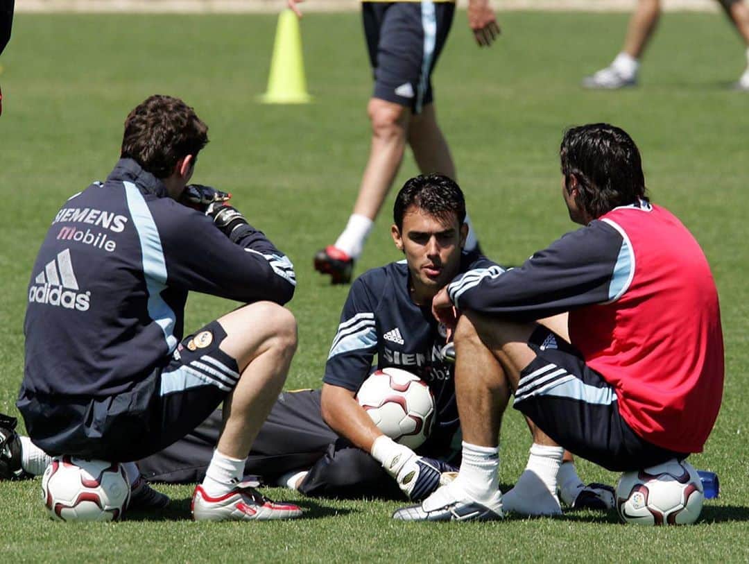 ジョルディ・コディーナのインスタグラム：「Esas charlas después del entrenamiento en las que uno aprende mucho... #tbt @ikercasillas @luis__figo」
