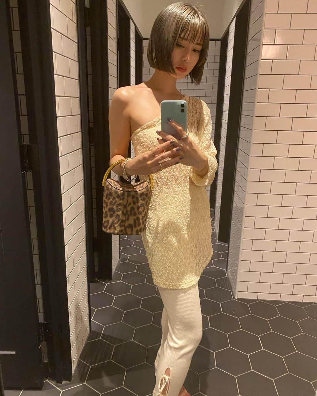 梅村実帆のインスタグラム：「beige👡 大好きな夏終わってしまったけど、秋服うれしいな 秋はやっぱり濃い目のメイクとブラウンリップ🤎」