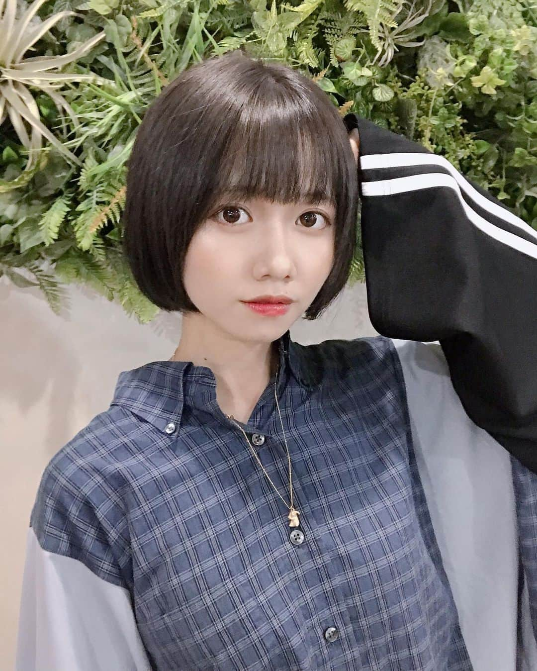 南茉莉花さんのインスタグラム写真 - (南茉莉花Instagram)「今日はリジェンラボに行ってカットカラートリートメントしてもらいました！✨  髪の毛めちゃくちゃサラサラになりました🥺 これから継続して通うぞ〜😊  なんと  🐷インスタを見てきてくれた方は20%オフ🐷になります！  Regen Labの水素抗酸化トリートメントやってもらったけど本当に素晴らしくサラサラになりすぎて自分の毛じゃないかと思いました😮  ブローもアイロンもしなくても乾かしただけでサラサラツヤツヤが実感できる所がポイントで持ちがとても良いらしい！  9月からトリートメント予約した人にシャンプートリートメントを無料プレゼントキャンペーンしてるみたいです！✨  私も貰えたから気になる人は同じシャンプートリートメント使って一緒にサラサラになろう〜☺️ @regen_lab_   #ボブ  #トリートメント #ショートカット  #instagood  #tbt」9月3日 21時59分 - marika_ramen