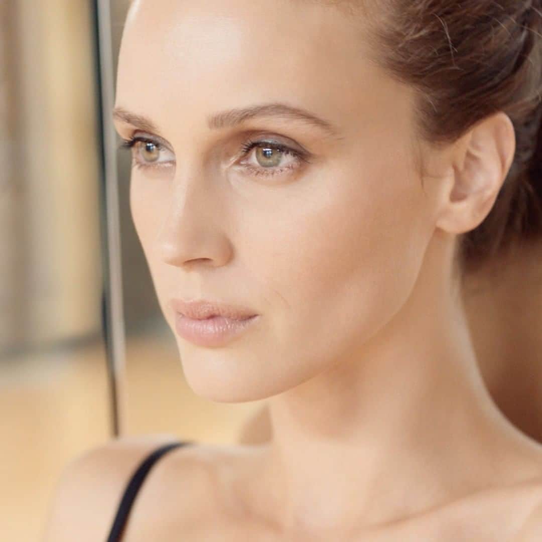 のインスタグラム：「Natural is a style. Marine Vacth is wearing the new LES BEIGES HEALTHY GLOW FOUNDATION HYDRATION AND LONGWEAR. A radiant complexion, as if you just spent a day in the great outdoors. Hydrates the skin and protects it from daily aggressors. Available in 35 shades.  #LesBeiges #HealthyGlow #CHANELMakeup」