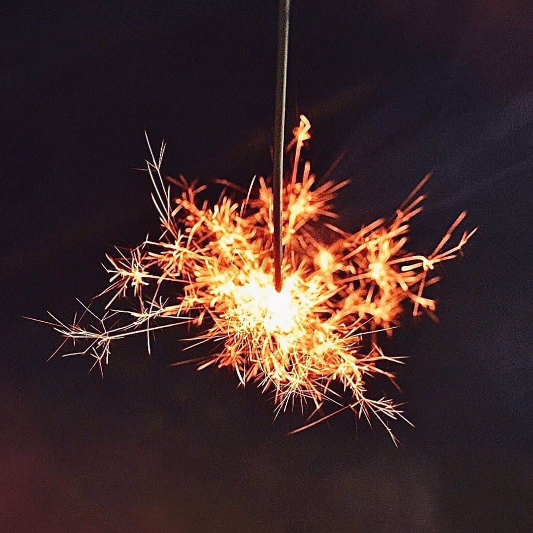 haconiwa / 箱庭のインスタグラム：「早いものでもう9月ですね！﻿ ﻿今年は花火大会やお祭りが軒並み中止になってしまい、なかなか花火を楽しむことが出来なかった方も多いのではないでしょうか？﻿ ﻿ そんな今にぴったりな、新しい手持ち花火をhaconiwaにてご紹介予定です！﻿ 美しい火花に癒されるも良し、家族や友達とワイワイ盛り上がるも良しな一品ですよ。﻿ ﻿ 気になる方は是非チェックしてみて下さいね〜﻿ ﻿ #花火 #手持ち花火 #花火大会 #線香花火」