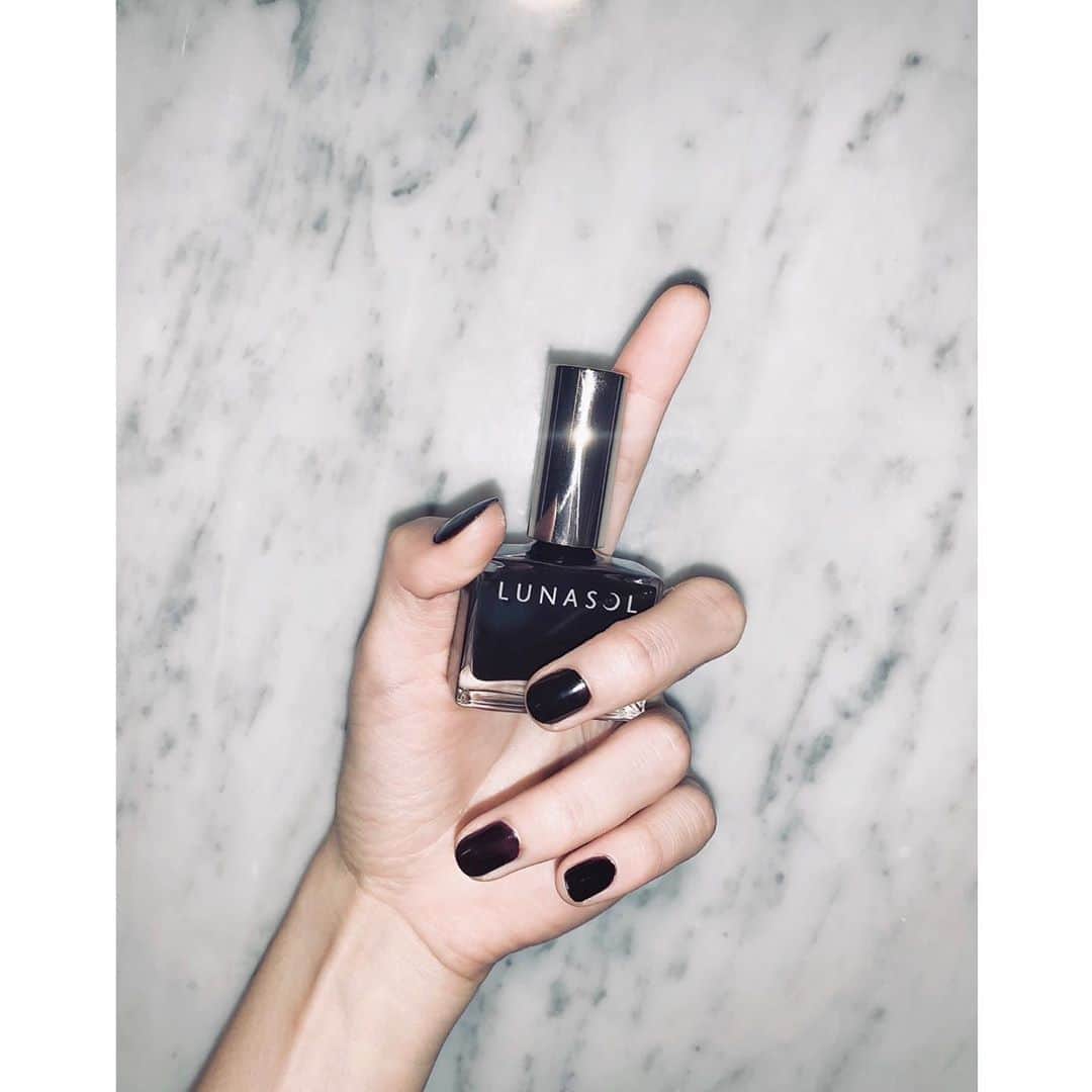 佐川理佳のインスタグラム：「05 glow shade 黒に近いボルドー🥀🥀」