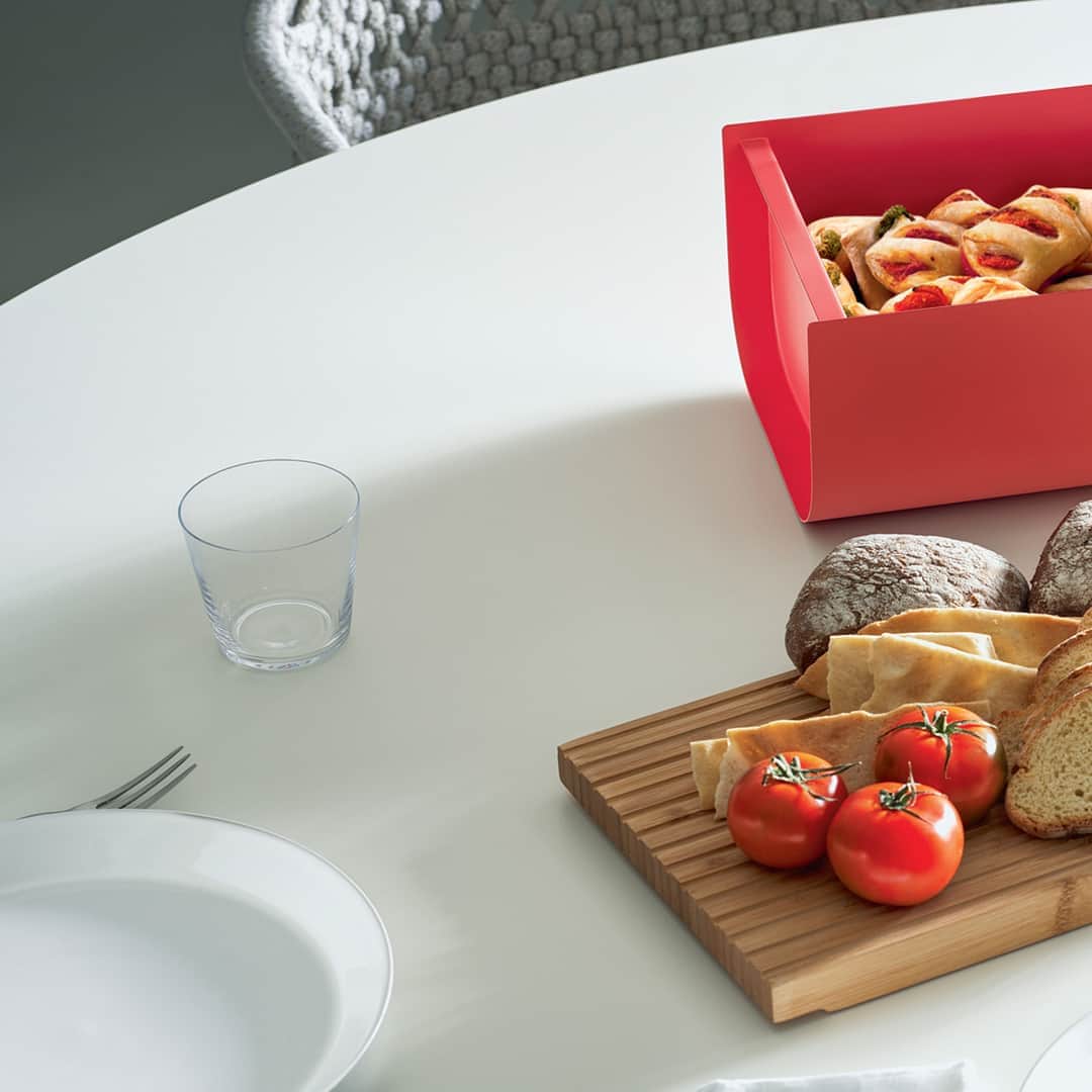 のインスタグラム：「Crafted from steel with colored epoxy resin, #Mattina is an elegant storage container to keep your bread and pastries fresh. Created by @biggamedesign, this multi-purpose piece is a celebration of meaningful daily rituals, combining practicality and style.」
