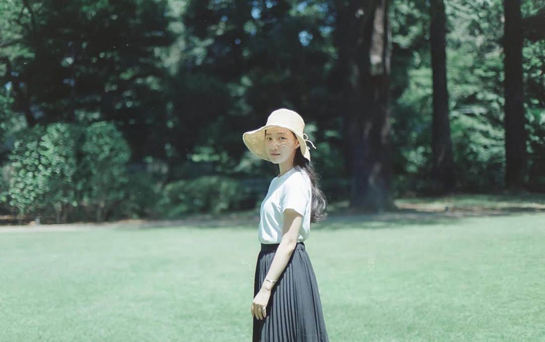 赤坂由梨のインスタグラム：「ㅤㅤㅤ 9月も もう3日目ですか。早い〜ㅤㅤㅤ まだまだ暑いから夏気分のまま 大好きなショッピングモールに行ったら、生鮮食品売り場には秋の旬のものが並んでいるし、ファッションフロアは秋色だらけ(中にはニットも売ってる)、カフェやスイーツはすでにハロウィン商戦…。モールはすっかり秋めいてました。でも冷房ガンガンなのが面白い🍂ちょっとずつ秋支度したいですね🌾ㅤㅤㅤ  photo by @eripope ㅤㅤㅤ」