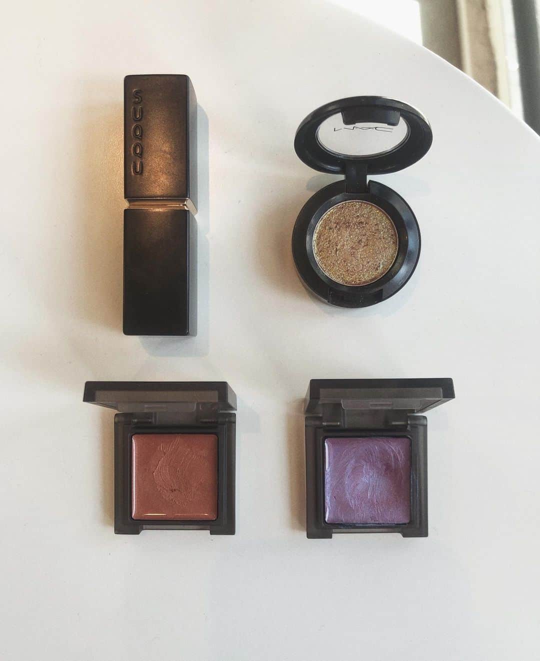 カワシリアツシのインスタグラム：「撮影やヘアメイクに行くとき よく使うメイクアイテム達💄  SUQQU-103 MAC-アイライク2ウォッチ Celvoke-インフィニトリーカラー18・04」