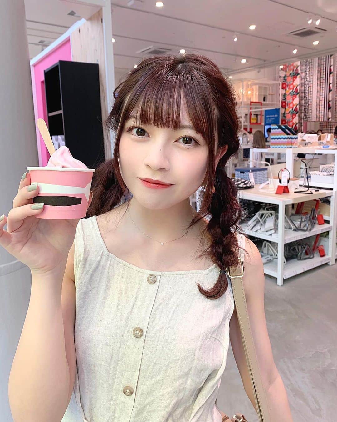 廣川奈々聖のインスタグラム：「原宿のIKEAに行った 🛋🍨♡﻿ ﻿ ﻿ お店の家具とか雑貨とか見るのめちゃ楽しかったし、最近探してたパステルカラーの可愛いお皿も買えちゃって嬉しい〜！☁﻿ ﻿ ﻿ 車じゃなくても行ける場所にIKEAがあるってかなりうれしいな〜原宿最高ꪔ̤̮ꪔ̤̮﻿ ﻿ ﻿ ﻿ ﻿ ﻿ #ikea原宿#イケア原宿#原宿デート#イケア#ストロベリーアイス#原宿カフェ#みつあみアレンジ#ゆるアレンジ#東京スポット#原宿スイーツ#ikea飯#東京カフェめぐり #ikeajapan#ikeafood#原宿店」