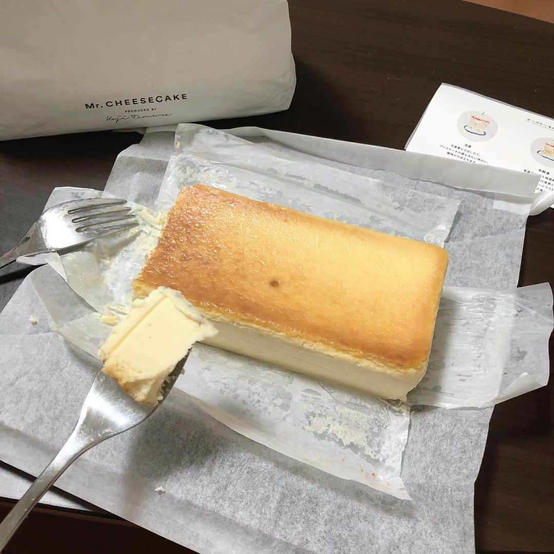 渡辺くるみのインスタグラム：「Mr. CHEESECAKE 🍰 切らずにフォークで食べるのが好き🍴  #mrcheesecake  #ミスターチーズケーキ 🧀 #美味  #半解凍と全解凍の間が好き」