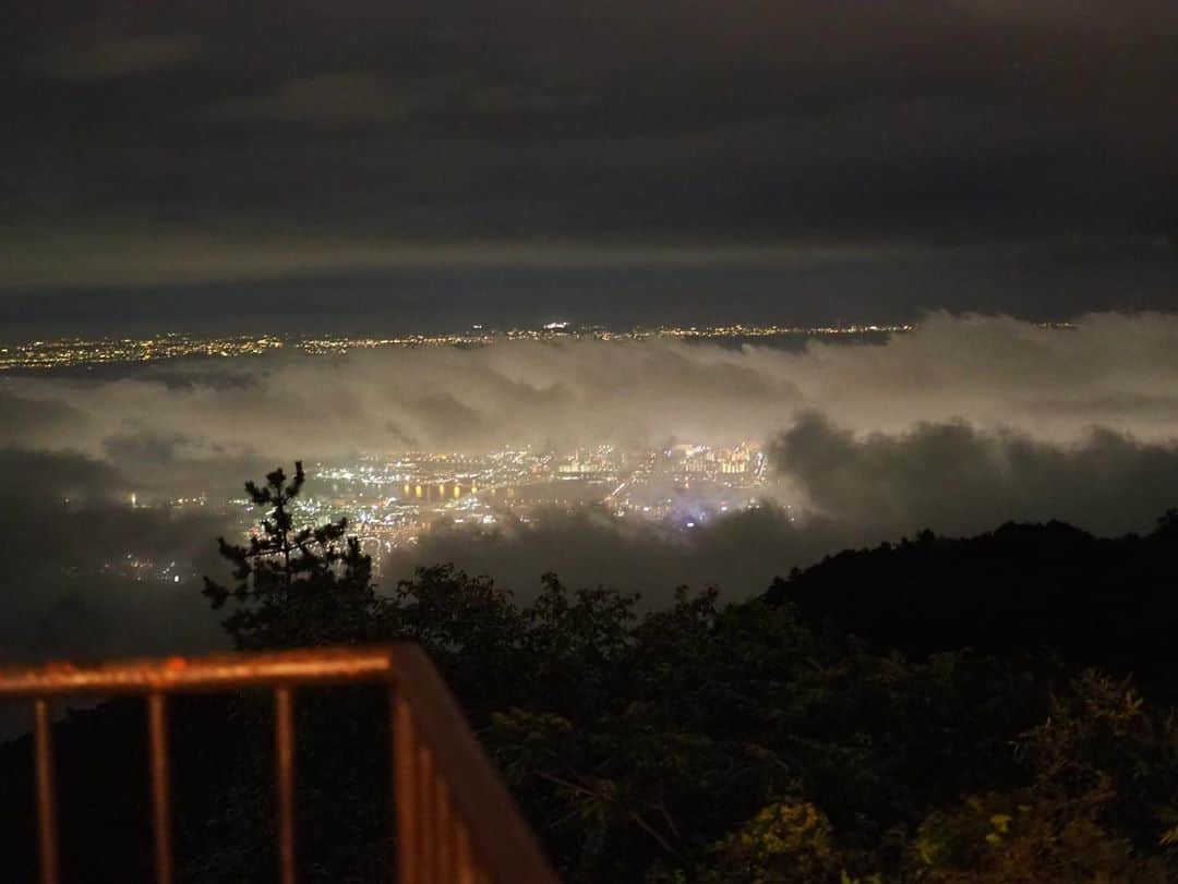 今井安紀さんのインスタグラム写真 - (今井安紀Instagram)「After the cruising, we drove to the top of Mt. Rokko and saw a beautiful night view. Clouds spread below us, that was fantastic. We also saw an art “Lightscape in Rokko”. It was strange...., but the view from there was beautiful and interesting. クルージングの後は六甲山の頂上までドライブ。 雲がだいぶ下にあって、夜景が雲から透けて見えたりなんかして幻想的でした。 六甲山山頂エリアの上の方に「Lightscape in Rokko」なんていうアートもあったのでそれも鑑賞。なかなか不思議だったけど、アートの中から見る景色も綺麗。  Camera : Olympus PEN E-PL9 Lens: 25mm   #olympuspenepl9 #noedit #nofilter #photolover #latergram #kobe #travel #trip #mtrokko #lightscape #lightscapeinrokko #オリンパスPEN #加工なし #撮って出し #写真好きな人と繋がりたい #時差スタグラム #エモい写真 #神戸 #旅 #旅行 #六甲山 #六甲山の夜景」9月3日 21時58分 - i_am_akinyan0826