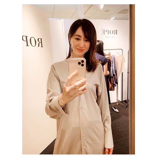 のインスタグラム：「大人の女性へ向けた、  エイジレスでサイズレス なワンピース2カラーを 試着しました！  #ROPELALIGNE (ロペラリーニュ) AWリニューアル。  前も後ろも横もボタンになっています。だから自由自在、開きコントロールが出来るワンピース。  自分に合うシルエットがボタン調節で作ることができますよ！  コンセプト 伝統的な日本の着物は直線裁ちで構成されたどんな体型の人にも合う装い、ドレープが生み出す布のゆらぎ、重ねることで深まる陰影。伝統からインスパイヤされた直線からはじまるストーリー。  #ROPELALIGNE #ロペラリーニュ #直線からはじまるストーリー #エイジレス #サイズレス #大人カジュアル #アレンジ自在#ROPE #JUN2020AW #新しい暮らしの欲望」