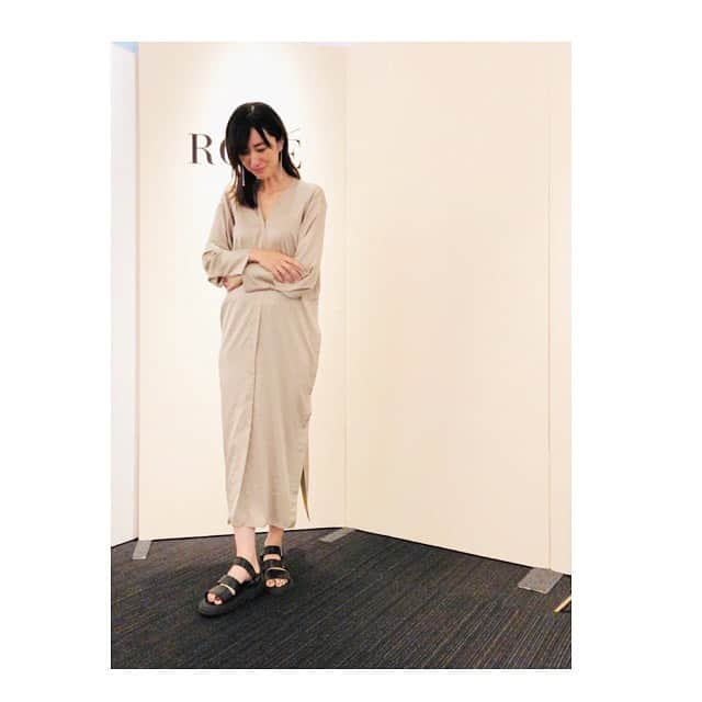 前田ゆかさんのインスタグラム写真 - (前田ゆかInstagram)「大人の女性へ向けた、  エイジレスでサイズレス なワンピース2カラーを 試着しました！  #ROPELALIGNE (ロペラリーニュ) AWリニューアル。  前も後ろも横もボタンになっています。だから自由自在、開きコントロールが出来るワンピース。  自分に合うシルエットがボタン調節で作ることができますよ！  コンセプト 伝統的な日本の着物は直線裁ちで構成されたどんな体型の人にも合う装い、ドレープが生み出す布のゆらぎ、重ねることで深まる陰影。伝統からインスパイヤされた直線からはじまるストーリー。  #ROPELALIGNE #ロペラリーニュ #直線からはじまるストーリー #エイジレス #サイズレス #大人カジュアル #アレンジ自在#ROPE #JUN2020AW #新しい暮らしの欲望」9月3日 21時58分 - maeyuka