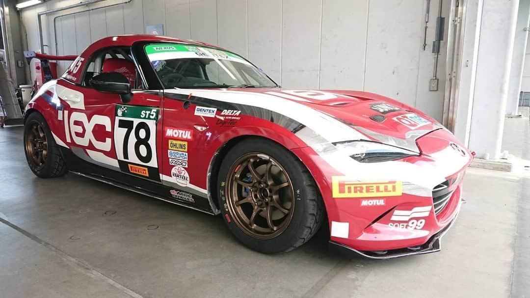 のインスタグラム：「【今週末はスーパー耐久】 . 今週末に富士スピードウェイで開催されるSUPER TEC 24時間レース。 ドライバーやマシンにとってタフな戦いとなるこのレース。 ナイトレースも見どころの一つ。 . LOVEDRIVE RACING (@lovedrive_jp ) は2台体制で参戦。 78号車は女性ドライバー、50号車は自動車産業の人材育成プロジェクト”R24”で選出されたドライバーとプロドライバーで勝利を目指します!! . 写真はLOVEDRIVE RACINGのマツダ NDロードスター!!! 使うオイルはもちろんMotul!! . #motul #motuljapan #mazdaroadster #ndroadster #mazdaroadsterrf #mazdamx5 #mx5nd #mx5 #nd5rc #lovedrive #lovedriveracing #ラブドライブ #スーパー耐久 #super耐久 #supertaikyu #モチュール #300V #motul300v #モータースポーツ好きな人と繋がりたい #レース好きな人と繋がりたい #ロードスター好きな人と繋がりたい #マツダ好きな人と繋がりたい #車好きな人と繋がりたい #クルマ好きな人と繋がりたい #レーシングカー #チューニングカー #ロードスターnd #ロードスターrf #マツダロードスター #女性ドライバー」
