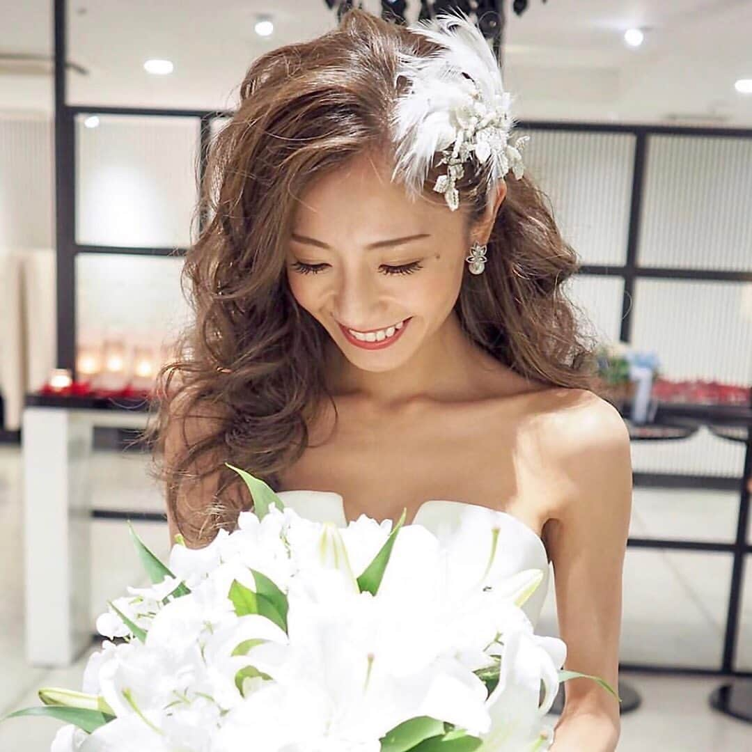 プレ花嫁の結婚式準備アプリ♡ -ウェディングニュースさんのインスタグラム写真 - (プレ花嫁の結婚式準備アプリ♡ -ウェディングニュースInstagram)「エレガントさに思わずうっとり💕大人花嫁さんにオススメしたいブライダルヘア9選✨﻿ ﻿ ➸➸➸➸➸➸➸💒➸➸➸➸➸➸➸﻿ 💚結婚式のお悩み﻿ 💚式場探しのお手伝い﻿ 💚指輪・ドレスなどショップの提案﻿ ﻿ など＊元プランナーに無料で🏡から相談できる♪﻿ ﻿ LINE相談カウンター： @weddingnews_lines﻿ ➸➸➸➸➸➸➸➸➸➸➸➸➸➸➸➸﻿ ﻿ ﻿ こちらのお写真は @blanche_bride さんからリグラムさせていただきました🌟ありがとうございました😊✨﻿ ﻿ ﻿ カバーは、﻿ ボリュームたっぷりな﻿ #ポニーテール 💕﻿ ﻿ ふわふわした大きめカールの﻿ ポニーテールは、﻿ 可愛いだけじゃなく﻿ 大人っぽさも取り入れた﻿ おしゃれなアレンジです♩﻿ ﻿ #ヘッドドレス と #イヤリング の﻿ 絶妙なバランスも﻿ 魅力の1つではないでしょうか✨﻿ ﻿ 他のヘアも素敵なので﻿ ぜひスワイプ👉🏻してみてくださいね💕﻿ ﻿ ﻿ ﻿ ＼📷投稿お待ちしています／﻿ ﻿ 花嫁はもちろん、業者さんも大歓迎✨﻿ アナタのお写真や動画をご紹介してもOKという方は、ぜひ #ウェディングニュース に投稿してください💕﻿ 他のSNSでも掲載させていただく可能性がございます𓅪﻿ ﻿ …………………………………………﻿ 💚LINE相談カウンターとは？﻿ ﻿ 完全無料🏡からLINEで元 #ウェディング プランナーに相談できちゃう♪﻿ ﻿ 🌸どの式場を選んでよいかわからない﻿ ﻿ 🌸 #結婚式準備 の進め方がわからない﻿ ﻿ 🌸 指輪はどこで買うのがおすすめ？﻿ ﻿ 🌸近場でドレスやエステを予約したい﻿ ﻿ 🌸ゲストってどこまで招待すればいいの？新郎より人数多くてもいい？﻿ ﻿ #結婚式 に関する事ならなんでもOK♪﻿ ﻿ @weddingnews_lines のURLからお友達登録してね✨﻿ ﻿ ﻿ #プレ花嫁 #結婚  #花嫁 #ウエディング  #プレ花嫁準備 #2020秋婚 #日本中のプレ花嫁さんと繋がりたい #ブライダルヘア #ウェディングヘア #ヘアアレンジ #ヘアスタイル #ヘアセット #ヘアメイク #ローポニー #大人婚 #ホテルウェディング #披露宴  #お色直し #ブライダルアクセサリー #ヘアカラー #お呼ばれヘア #ヘアスタイル﻿」9月3日 22時01分 - weddingnews_editor