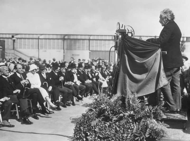 アルベルト・アインシュタインさんのインスタグラム写真 - (アルベルト・アインシュタインInstagram)「#ThrowbackThursday: 90 years ago today, Einstein recorded a radio show in front of a crowd in Berlin on Sep. 3, 1930.」9月3日 22時01分 - alberteinstein