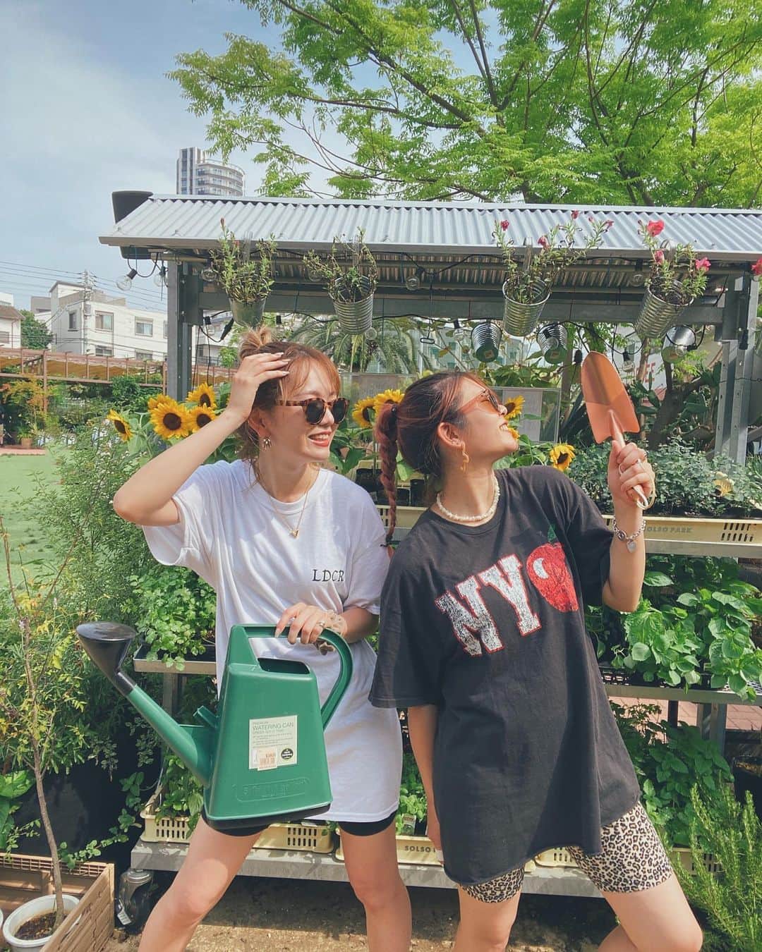 YOKOのインスタグラム：「Share green Minami Aoyama👭🌼  南青山にあるまるで海外みたいな場所🌿 植物たくさんだしコーヒーもご飯もおいしいし最高〜  お手頃価格で観葉植物たくさん売ってたから今度は買いに行きたいな👌🏼  #sharegreenminamiaoyama #シェアグリーン南青山」