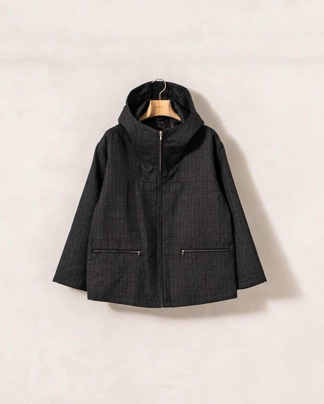 EDIFICEさんのインスタグラム写真 - (EDIFICEInstagram)「.﻿ 【AURALEE】- 2020  Autumn&Winter - ﻿ 《BLUEFACED WOOL DOUBLE CLOTH ZIP BLOUSON》﻿ ﻿ ﻿ ﻿ ■デザイン﻿ ネック周りまで大きめに取られたフードデザインが特徴的なジップブルゾン。AURALEEらしいゆったりとしたサイズ感で、立体感のあるチェック柄が重苦しさを感じさせずコーディネートしやすいところもポイントです。﻿ ﻿ ■素材﻿ イギリスのミッドランド地方で育った英国羊毛の長毛光沢種であるブルーフェイス種の原毛を使い織り上げた素材。モヘア原料に近いブルーフェイス種ならではの弾力性があり、シワになりにくく、しなやかな肌触りと光沢感も特徴です。﻿ ﻿ ﻿ ﻿ ﻿ 【AURALEE / オーラリー】﻿ コンセプトは「自分たちが思う本当に良い素材を提案する事、その素材を使い、上質な軽さを表現する事」。布帛、ニット、カットソーにわたり、素材作りからデザインと考え、高い技術に裏打ちされた日本屈指の生産背景で作り込んだ素材の個性を十分に活かし、決して気取らず、毎日着る事に適した上質な軽さを感じられる洋服を提案。﻿ ﻿ ﻿ ﻿ ﻿ ﻿ Blouson:【AURALEE】¥74,000+tax﻿ No . 20011310000830﻿ ﻿ ﻿ ﻿ ﻿ ﻿ ﻿ ﻿ ﻿ #edifice #auralee #2020aw #mensfashion #mensstyle #menswear #mensouterwear #auralee2020aw #menwithclass #menwithstyle #mensclassic #mensclothing #mensclothes #dapper #dapperman #dapperstyle #エディフィス #オーラリー」9月3日 22時10分 - edifice.jp