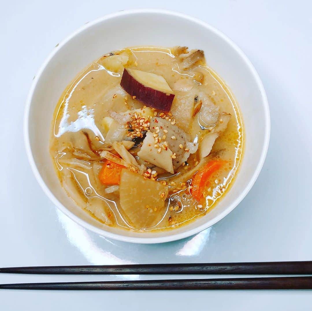 脇田唯さんのインスタグラム写真 - (脇田唯Instagram)「👨‍🍳 サツマイモが入った豚汁が どうしても無性に食べたくなり 作りました。  ごま油で軽く具材を炒めるのが 私の豚汁のポイントです。  飽きたら、2日目とかに 豆乳を投入しても美味しいです（笑）  その場合、食べるときに 食べるラー油をひとさじ入れても 美味しいです。  #豚汁 #秋ですね #さつまいも」9月3日 22時10分 - post_yui
