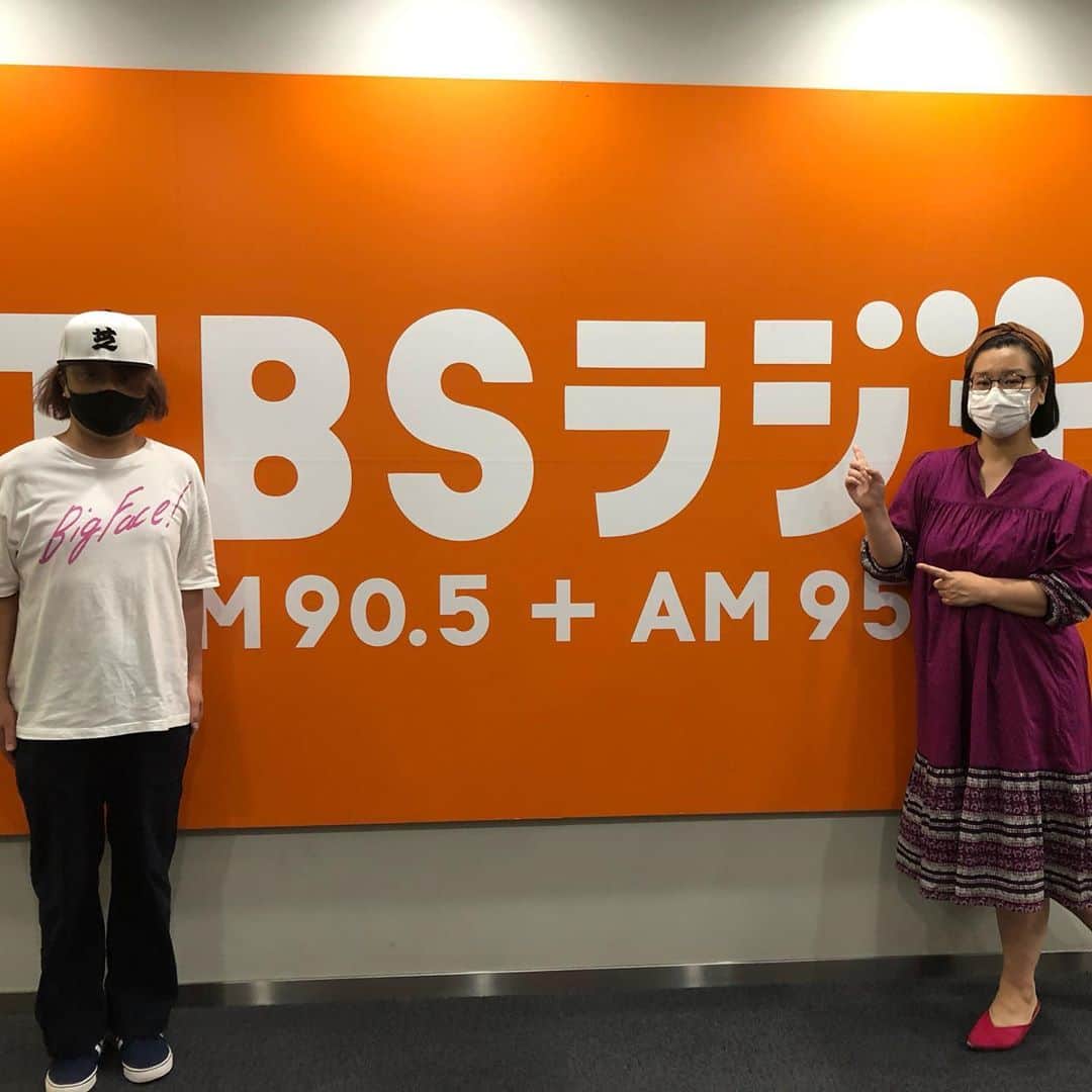 永野さんのインスタグラム写真 - (永野Instagram)「TBSラジオ『#田中みな実 あったかタイム』に近々出ます！ ※ガラスを注視してください  そしてスタジオ近くの廊下で#ジェーンスー さんとばったり！急遽記念撮影！ TBSに住んでるのか？  #あったかタイム #tbsradio #so954」9月3日 22時11分 - naganoakunohana