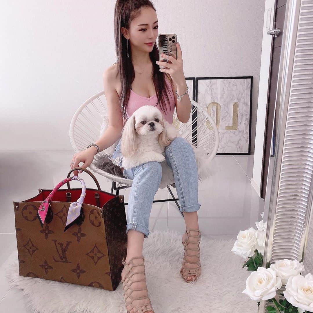 のインスタグラム：「今日のコーデ撮ってたらぴーたんが 絶対邪魔しにくる🤔 可愛いなぁ💕 バッグに合わせてピンクのキャミにしたよ‼︎ #coodinate #MIRROR9 #louisvuitton」