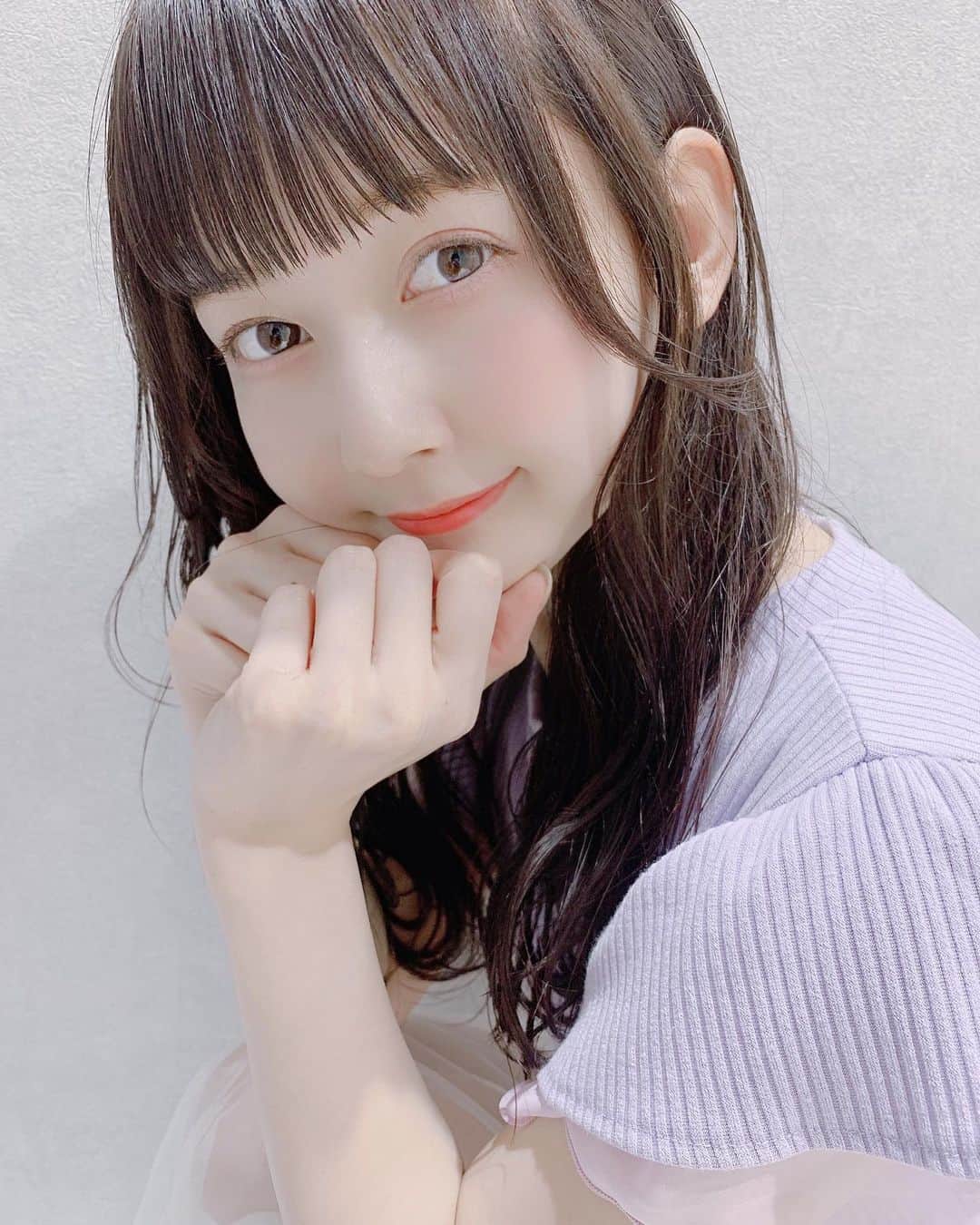 金久保マユ（ぼんぼん）のインスタグラム：「前髪を切りました✂︎ 自分では絶対に切らない派なので、2週間に1回くらいは切って貰ってます☁️ . . とっても素敵に切って貰えて嬉しい！ . . 今日の動画は少し遅い時間になりそうですが、夏の終わりらしい動画なので楽しみにしててください‥！ . . . . . . . #きょコ#美意識向上#秋コーデ#夏コーデ#セットアップ#ワンピース#かわいい#すき#美意識向上#かわいくなりたい#メイク#ぴんく#ヘアアレンジ#夏#ポートレート#色素薄い系メイク#写真#miia#ファッション#前髪#ぱっつん#カシュカシュ#表参道#love#photo#code#camera#animegirl#followｍe#youtube#asmr」