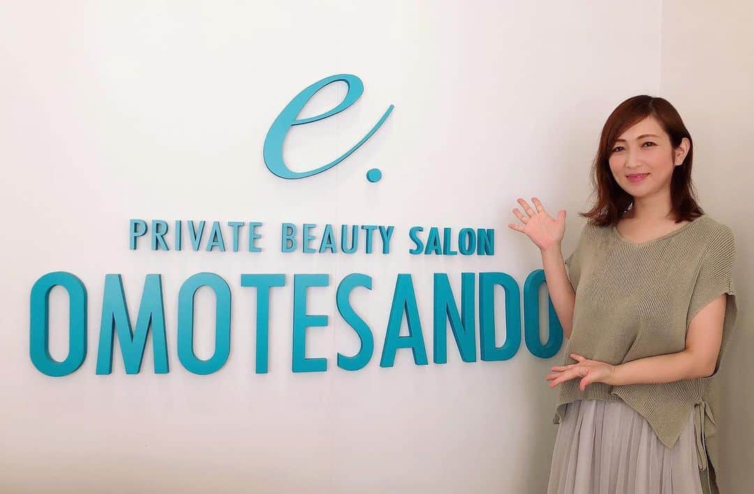 のインスタグラム：「本日は、表参道にある『e.Private Beauty Salon表参道店』にて、お肌のメンテ！  本日のメニューは、 フルボ酸デトックストリートメントとニードレスインジェクターをビタミンCと人幹細胞培養液のダブルうち！  ⚫︎フルボ酸デトックストリートメントは、古い角質を剥がし、ミネラルを浸透させ、有害成分をデトックスさせ透明度の高いお肌へ導いてくれます！  ニードレスインジェクター（針を使わない注射）は、エアーで、ビタミンCやヒアルロン酸、人幹細胞培養液をナノ化して肌の奥まで浸透させてくれます！  ニードレスインジェクターは、水光注射と同じ効果なのに針を使わないので、全く痛みなし、ダウンタイムも無しです！  施術後、頬が上がって、お肌潤って、ツヤツヤプルプルになりました😊 写真２枚目は施術後！ すっぴんで申し訳ないですが…  1回でも大満足の効果実感です💕  かなり潤い実感出来るので、気になった方は、是非行ってみてください！  今ならインスタ見たの特別クーポンで、 今回施術した最新機器のニードレスインジェクターが、ビタミンC、ヒアルロン酸、人幹細胞培養液の中からチョイス　9800円（税別）  人幹細胞培養液＋ビタミンCダブルうち 12800円（税別）になるそうです！  表参道earth内 e.private beauty salon 08046300303  #ニードレスインジェクター #フルボ酸デトックストリートメント #表参道サロン #エステサロン #針を使わない注射 #ビタミンc #人幹細胞培養液 #ヒアルロン酸 #エアー注射 #アンチエイジング #美肌 #小顔効果 #表参道エステ」