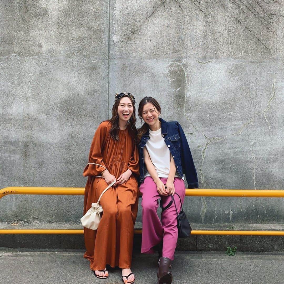 のインスタグラム：「. 保木さんおかえりなさいの日🤝♡ . 久しぶりに一緒に撮影できてめちゃくちゃ嬉しい！！ . 相変わらずの天然っぷり炸裂してくれてる☺️笑 . もう可愛いとか通り越して愛おしい👶♡ ＿＿＿＿＿＿＿＿＿＿＿＿＿＿＿＿＿＿＿＿＿＿＿＿＿ #撮影 #モデル #ロケ #ロケ撮影 #ファッション #コーデ #コーディネート #シンプルコーデ #秋冬 #秋服 #秋 #ootd #outfit #shooting #model #fashion #coodinate #aw #autumn」