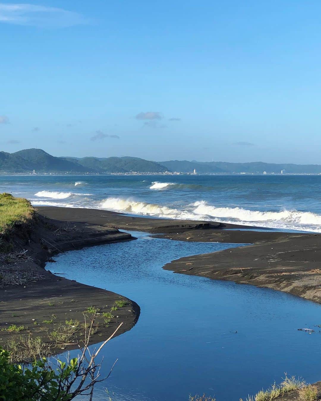 小堺大輔さんのインスタグラム写真 - (小堺大輔Instagram)「昨日から鴨川のBeach Houseへ。 1泊の予定が2泊に延長。  台風の恩恵で良い波。 ついでにあれこれ物件探し。  凄いの見てきたよ〜。 建物まるごと植物。 4階建てのビル。 良かったら買おうと思って見に行って 一応武器探して少し中へ入ったけど、 ビビってすぐ出てしまった。。  にしても、 千葉の南房総は本当素晴らしい所が沢山。 東京から1時間半。 カッコいい宿やカフェも沢山できてるし、 綺麗な海と美味しい食べ物。 波もほぼ毎日ある。  やっぱ好きだな〜。  #sea #鴨川 #南房総 #peace」9月3日 22時16分 - daisuke_kosakai