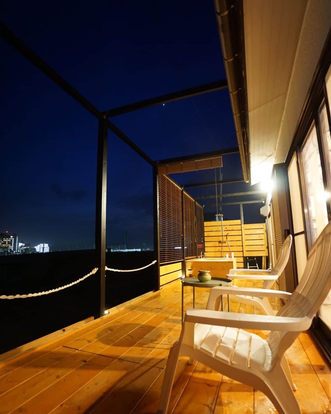 小堺大輔さんのインスタグラム写真 - (小堺大輔Instagram)「昨日から鴨川のBeach Houseへ。 1泊の予定が2泊に延長。  台風の恩恵で良い波。 ついでにあれこれ物件探し。  凄いの見てきたよ〜。 建物まるごと植物。 4階建てのビル。 良かったら買おうと思って見に行って 一応武器探して少し中へ入ったけど、 ビビってすぐ出てしまった。。  にしても、 千葉の南房総は本当素晴らしい所が沢山。 東京から1時間半。 カッコいい宿やカフェも沢山できてるし、 綺麗な海と美味しい食べ物。 波もほぼ毎日ある。  やっぱ好きだな〜。  #sea #鴨川 #南房総 #peace」9月3日 22時16分 - daisuke_kosakai