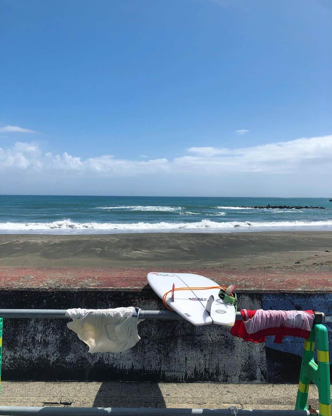 小堺大輔さんのインスタグラム写真 - (小堺大輔Instagram)「昨日から鴨川のBeach Houseへ。 1泊の予定が2泊に延長。  台風の恩恵で良い波。 ついでにあれこれ物件探し。  凄いの見てきたよ〜。 建物まるごと植物。 4階建てのビル。 良かったら買おうと思って見に行って 一応武器探して少し中へ入ったけど、 ビビってすぐ出てしまった。。  にしても、 千葉の南房総は本当素晴らしい所が沢山。 東京から1時間半。 カッコいい宿やカフェも沢山できてるし、 綺麗な海と美味しい食べ物。 波もほぼ毎日ある。  やっぱ好きだな〜。  #sea #鴨川 #南房総 #peace」9月3日 22時16分 - daisuke_kosakai