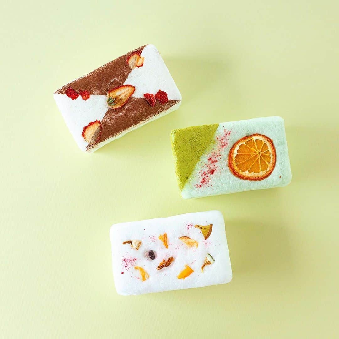 Hanako公式さんのインスタグラム写真 - (Hanako公式Instagram)「綿菓子も、進化中です☁️﻿ 〈JEREMY & JEMIMAH〉の「wata-haco」﻿ ﻿ 人気綿菓子専門店のオンラインストアが今夏誕生。全3店舗の商品が一度に購入できるように。ふわふわの綿菓子にドライフルーツやハーブをあしらったwata-hacoは、いちごチョコや抹茶、プレーンなど11種のフレーバーを用意。雑貨のような愛らしいルックスも◎。﻿ ﻿ 【Hanako1188号 しずかな、京都。】﻿ #Hanako #Hanako_magazine #京都カフェ #京都グルメ #coffee #coffeegram #カフェ巡り #京都喫茶 #京都ランチ #カフェ部 #喫茶店 #☕ #喫茶部 #和菓子 #和菓子好き # #おやつの時間 #おうちごはん #お取り寄せ #お取り寄せグルメ #JEREMYandJEMIMAH #綿菓子#photoby_kunihirofukumori」9月3日 22時25分 - hanako_magazine