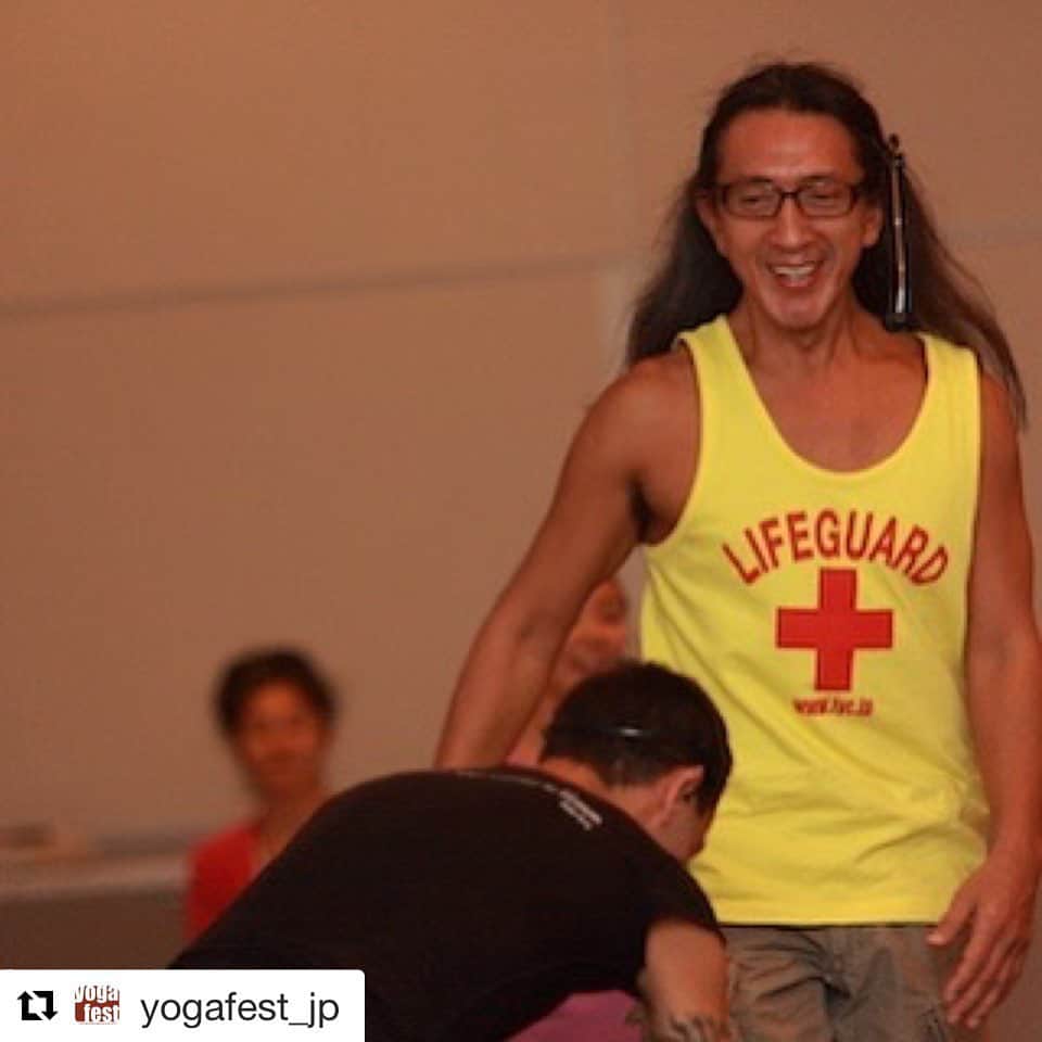Ken Harakumaのインスタグラム：「#Repost @yogafest_jp with @get_repost ・・・ ヨガフェスタオンライン2020 レジェンドクラスのご紹介 まずは何といってもケンハラクマ先生の2007年に開催のクラスの復刻版。当時の写真を掲載しますが13年前。 ケン先生の黄色のライフガードのタンクトップ姿を懐かしいと思う方も多いのではないでしょうか？ 開催当日は・・・またこの姿が見れるのでしょうか？？笑 [21A3] 09/21 13:30-15:30 2007年開催「初めての方のアシュタンガヨガ」 ケンハラクマ https://www.yogafest.jp/2020/21A3/ クラス内容： 歴代のヨガフェスタでも大人気だったケンハラクマ先生が教えるアシュタンガヨガの基礎から実戦。全く初めての方から、ヨガインストラクターの方まで楽しめるクラスです。ヨガフェスタ初オンラインでの開催是非ご参加ください。呼吸法や瞑想も行います ●レジェンドクラスのご紹介 2004年にスタートし、17年間開催し、日本のヨガシーンを牽引してきたヨガフェスタ。 そのヨガフェスタの歴代アカデミークラス(約2000クラス)の中から、動員数とアンケート結果で群を抜いていたクラスの中から、さらに厳選した『伝説』の人気クラスをオンラインで復刻！ あの時、参加できなかったり、SOLD OUTになっていたり、見逃してしまっていたあの伝説のクラスを、ぜひオンラインで体感してください。 #ヨガフェスタ #ヨガフェスタオンライン2020 #ケンハラクマ #yogafest #yogafestonline #レジェンドクラス　#レジェンドチャンネル」