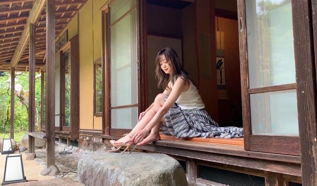 のインスタグラム：「. 明日9/4発売の週刊誌『FRIDAY』に掲載して頂いています。 なんとありがたいことに今年3回目の掲載です。ぜひチェックしてね🥺💓 . 9/18に講談社より発売になる写真集『Seiren』のオフショットをちらっと。 6月下旬に下田で数日撮影してきました。 各書店で予約が始まっているのでぜひぜひ！ . . #講談社 #FRIDAY #フライデー #週刊誌 #写真集 #Seiren #オフショット #offshot #発売 #袋とじ #📷」