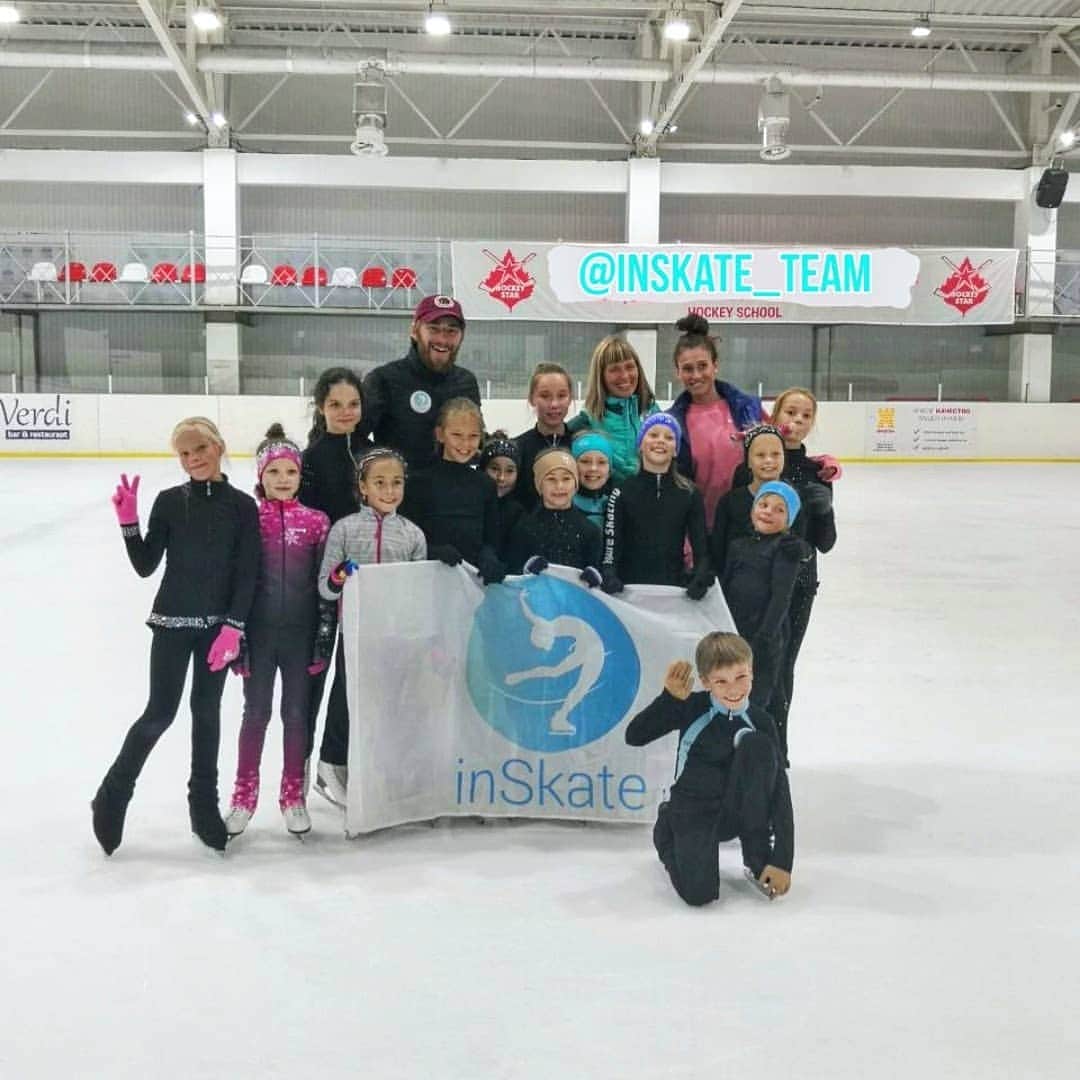 アレクセイ・ロゴノフのインスタグラム：「Завершились сборы "inSkate Camp 2020" в Ялте!  Целый месяц в режиме детского лагеря! Усатый нянь!)) 2 смены отработали на отлично! Набрали форму к сезону, подтянули прыжки и катание. Несколько спортсменов исполнили свой первый аксель и довольные уехали домой к своим тренерам!  В общем, отлично провели каникулы, а главное с пользой!))  Ну а мы, в свою очередь, уже готовимся анонсировать "Осенние Каникулы" в Ялте. Уж больно понравилось нам это сочетание  льда, морского воздуха и гор!  Ждите информации об "inSkate Camp Ялта 2020". С 24 октября по 4 ноября.  @rogonov_alex @inSkate_team  #АлексейРогонов #inSkateCamp #Крым #Ялта #figureskating #sboryvsochi #figureskating #фигурноекатание #сборы #фигурноекатаниесборы #фигурноекатаниедети #фигуристка #фигуристы #сборынадому #мобильноеприложение #inSkate」