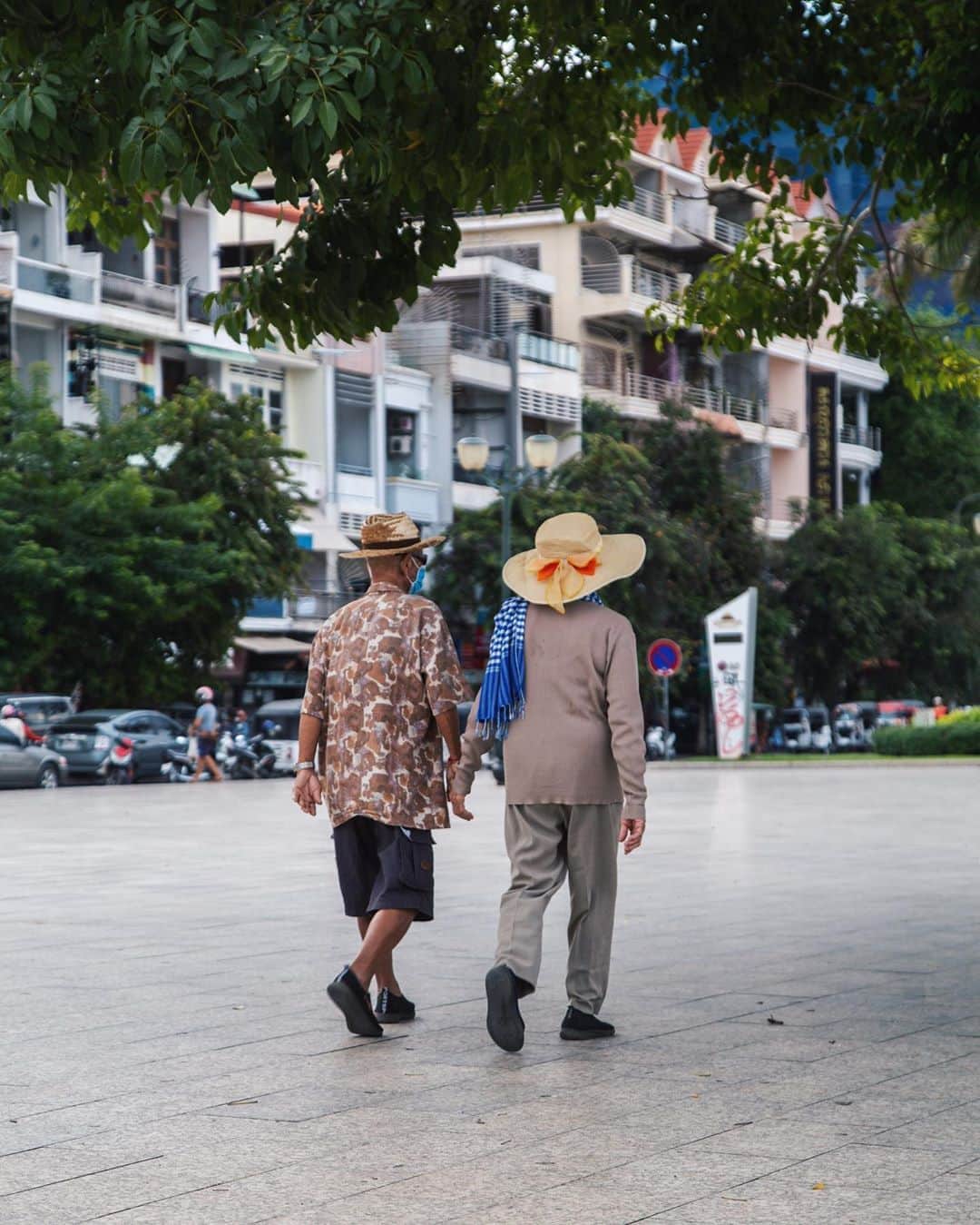 Shunsuke Miyatakeのインスタグラム：「An elderly couple walking hand in hand, Phnom Penh, Cambodia」