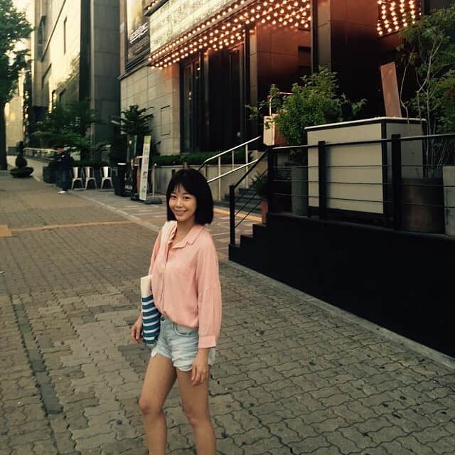 のインスタグラム：「(옛사진투척)사진으로만 보면 더욱이 상반신만 보면 키 170 👏 모든걸 마무리한 후 샤워 후 한숨돌리면 너무 배고프고 졸리고 하지만 넷플릭스를 포기할 수 없다 나의 잠을 넷플릭스에게 바칩니다👏👏자 넷플릭스로 출근✌️」